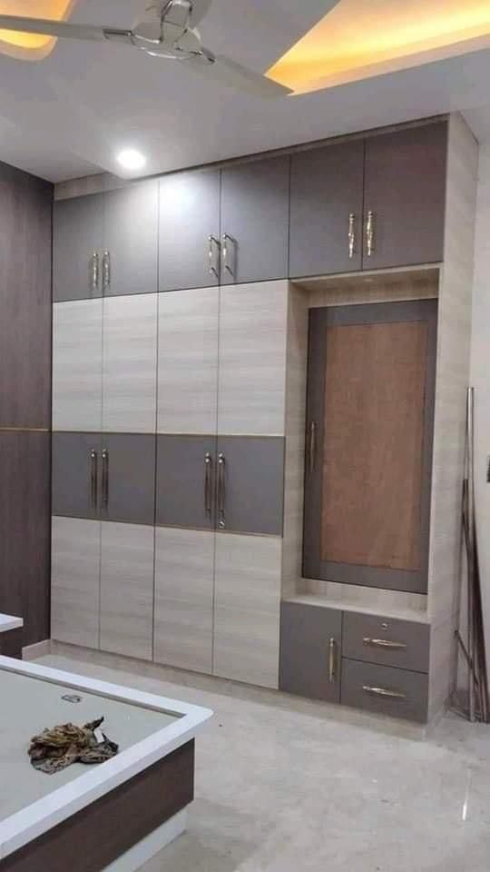 Dual-Tone Contemporary Closet